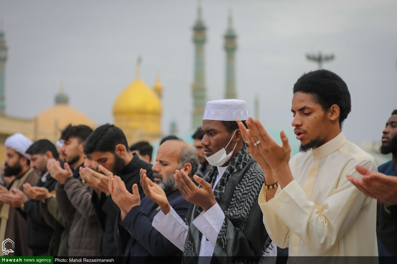 Photos/ La prière de l’Aïd al-Fitr célébrée le matin du jour de l’Aïd al-Fitr au sanctuaire sacré de la Dame Ma’soumeh (p) avec la ferveur des pèlerins