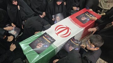 فیلم | مراسم وداع با سرلشکر شهید دکتر علی‌محمد نائینی و خانواده شهیدان میرزایی