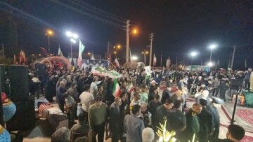 فیلم| تشییع شهید مدافع وطن بر روی دست مردم گناوه