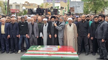 تصاویر/ اقامه نماز بر پیکر پاک سرلشکر پاسدار شهید دکتر علی محمد نائینی و خانواده میرزایی