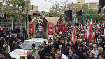 پیکر شهیدان سرلشکر علی‌محمد نائینی و خانواده میرزایی با حضور مردم و مسئولان در کاشان تشییع برگزارشد+تصاویر