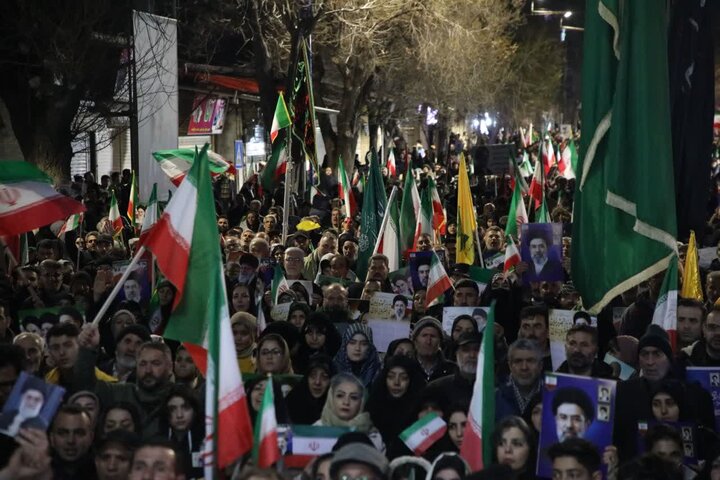 تصاویر/ حضور پرشور مردم ارومیه در خیابانی ها در حمایت از نظام اسلامی در بیست و یکمین روز از جنگ رمضان
