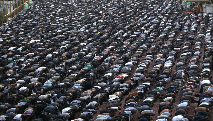 برپایی نماز عید فطر در بین الحرمین کربلا