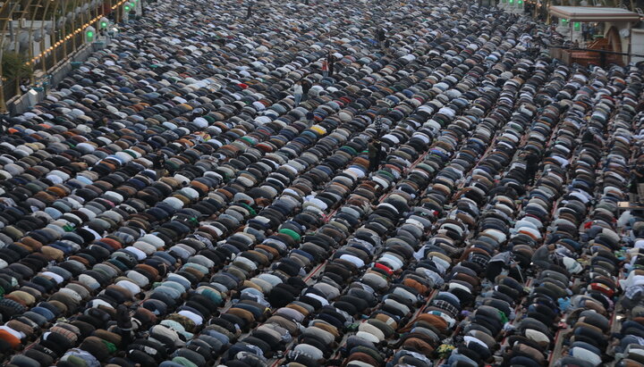 برپایی نماز عید فطر در بین الحرمین کربلا