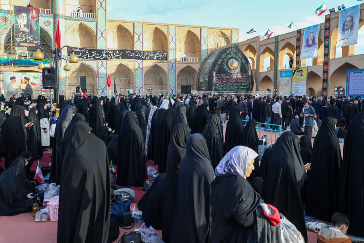 تصاویر/ پرجمعیت ترین موکب شب و روز در یزد از جنگ رمضان تا کنون