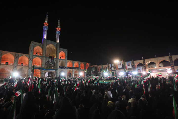 تصاویر/ پرجمعیت ترین موکب شب و روز در یزد از جنگ رمضان تا کنون