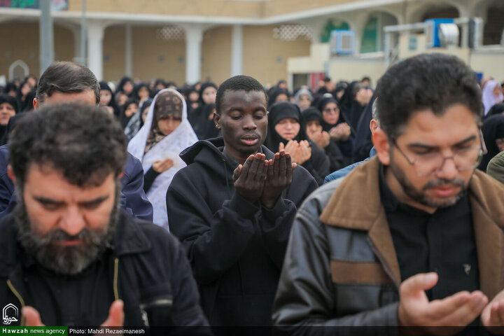 Photos/ La prière de l’Aïd al-Fitr célébrée le matin du jour de l’Aïd al-Fitr au sanctuaire sacré de la Dame Ma’soumeh (p) avec la ferveur des pèlerins