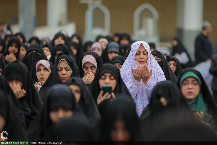 Photos/ La prière de l’Aïd al-Fitr célébrée le matin du jour de l’Aïd al-Fitr au sanctuaire sacré de la Dame Ma’soumeh (p) avec la ferveur des pèlerins