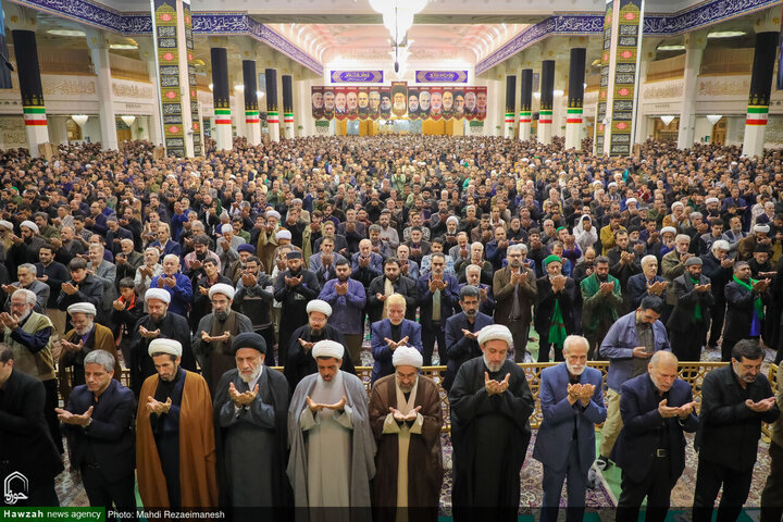 Photos/ La prière de l’Aïd al-Fitr célébrée le matin du jour de l’Aïd al-Fitr au sanctuaire sacré de la Dame Ma’soumeh (p) avec la ferveur des pèlerins