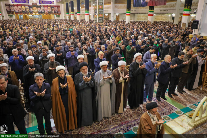 Photos/ La prière de l’Aïd al-Fitr célébrée le matin du jour de l’Aïd al-Fitr au sanctuaire sacré de la Dame Ma’soumeh (p) avec la ferveur des pèlerins