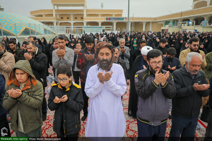 Photos/ La prière de l’Aïd al-Fitr célébrée le matin du jour de l’Aïd al-Fitr au sanctuaire sacré de la Dame Ma’soumeh (p) avec la ferveur des pèlerins