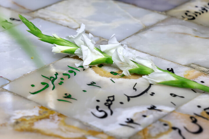 تصاویر/  غبارروبی مزار شهدای مدفون در حرم مطهر رضوی