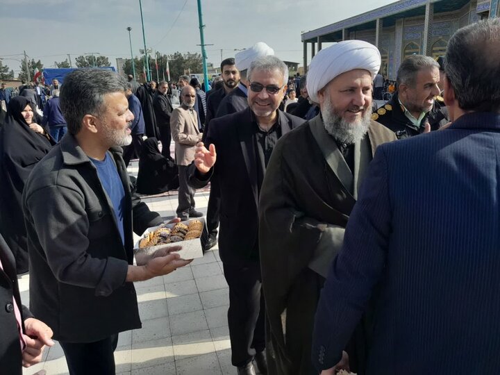 تصاویر/ تجدید میثاق امام جمعه آران وبیدگل با شهدا در سال جدید