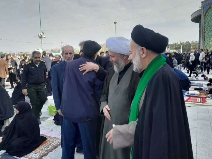 تصاویر/ تجدید میثاق امام جمعه آران وبیدگل با شهدا در سال جدید