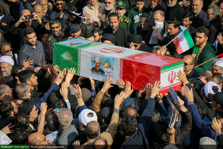 Photos/Témoignage d’unité et de douleur : Funérailles nationales du Dr. Ali Larijani et de son fils à Qom