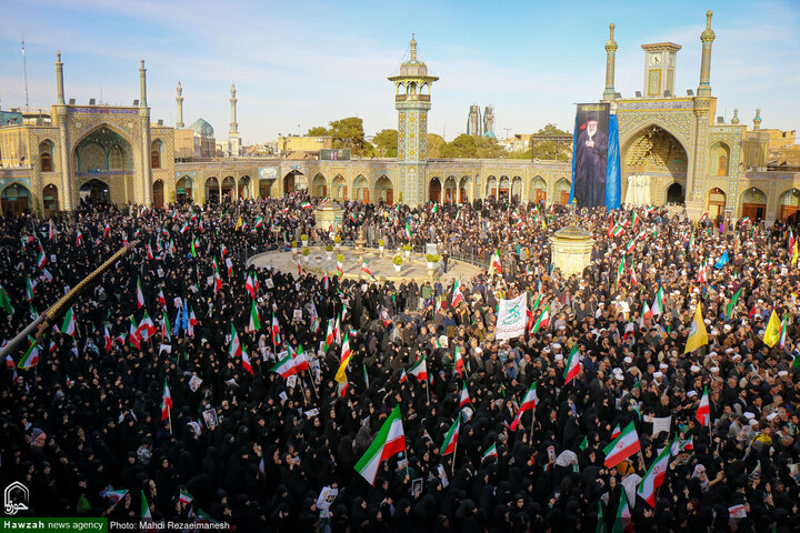 Photos/Témoignage d’unité et de douleur : Funérailles nationales du Dr. Ali Larijani et de son fils à Qom