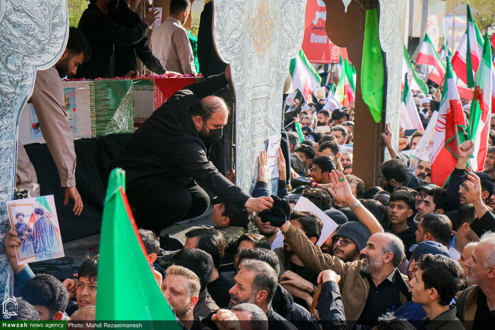 Photos/Témoignage d’unité et de douleur : Funérailles nationales du Dr. Ali Larijani et de son fils à Qom