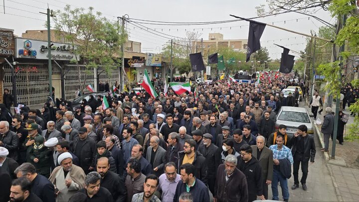 تصاویر/نماز بر پیکر پاک سرلشکرپاسدار شهید دکتر علی محمد نائینی و خانواده میرزایی