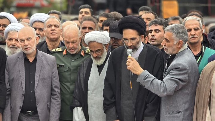 تصاویر/نماز بر پیکر پاک سرلشکرپاسدار شهید دکتر علی محمد نائینی و خانواده میرزایی
