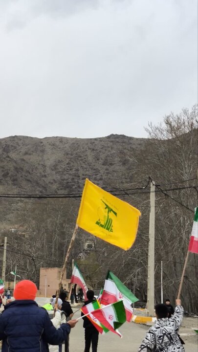 تصاویر/تجمع خودجوش مردم روستای طامه نطنز با حضور خانواده والا مقام شهدا.