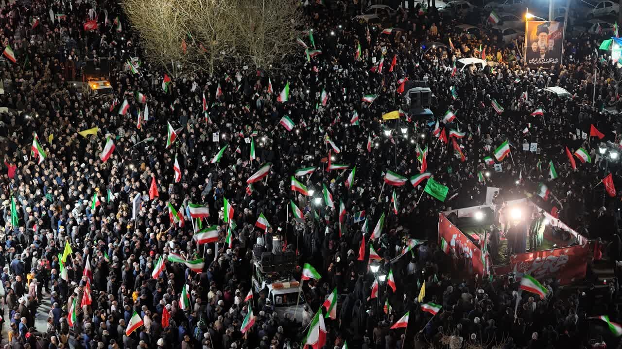 فیلم| خروش حماسه ساز ساوجی ها در دفاع از انقلاب و ایران اسلامی در اول فروردین سال ۱۴۰۵