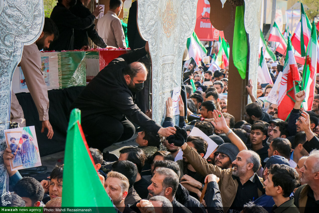 Masyarakat Qom Bangkit Hormati Putra Iran