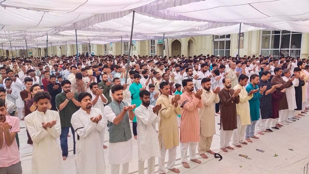 ہندوستان میں نماز عید کالی پٹیاں باندھ کر ادا کی گئی 