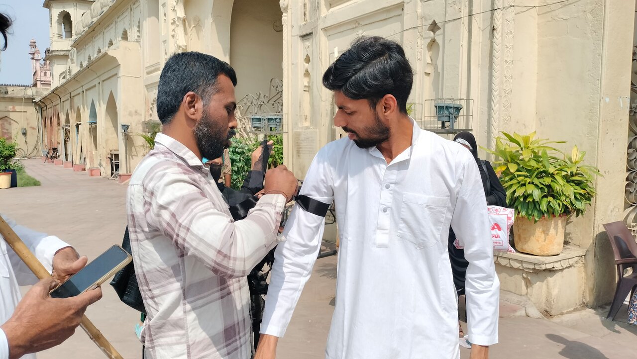 ہندوستان میں نماز عید کالی پٹیاں باندھ کر ادا کی گئی