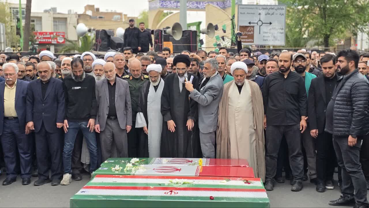 پیکر شهیدان سرلشکر علیمحمد نائینی و خانواده میرزایی با حضور مردم و مسئولان در کاشان برگزارشد+تصاویر
