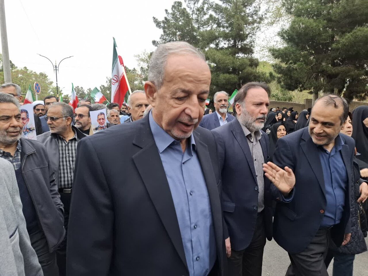 پیکر شهیدان سرلشکر علی‌محمد نائینی و خانواده میرزایی با حضور مردم و مسئولان در کاشان برگزارشد+تصاویر
