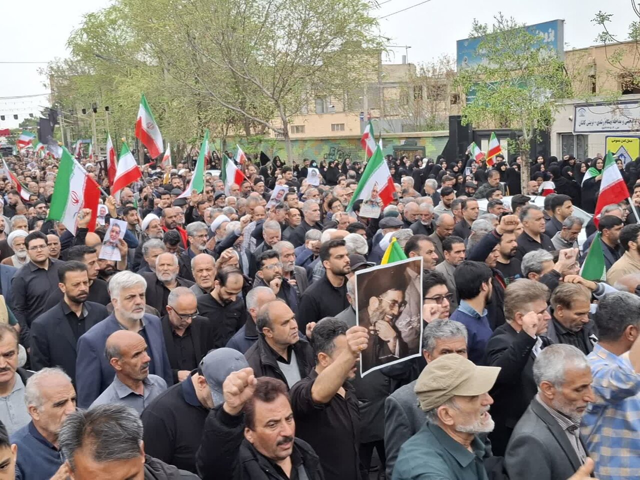 پیکر شهیدان سرلشکر علی‌محمد نائینی و خانواده میرزایی با حضور مردم و مسئولان در کاشان برگزارشد+تصاویر