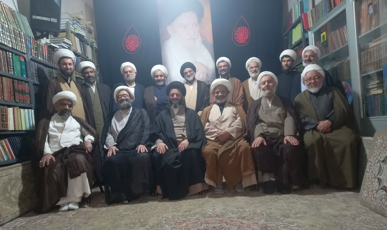 کارکنان مدرسه علمیه آیت‌الله مصطفوی(ره) کاشان با رهبر معظم انقلاب بیعت کردندکارکنان مدرسه علمیه آیت‌الله مصطفوی(ره) کاشان با رهبر معظم انقلاب بیعت کردند