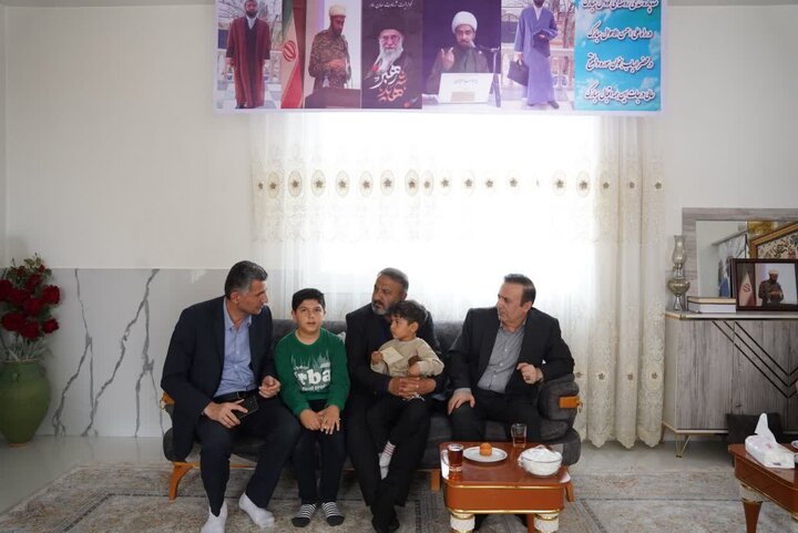 تصاویر / دیدار استاندار قزوین با خانواده شهید اقتدار روحانی پاسدار محمدمهدی مهدی‌سیرت