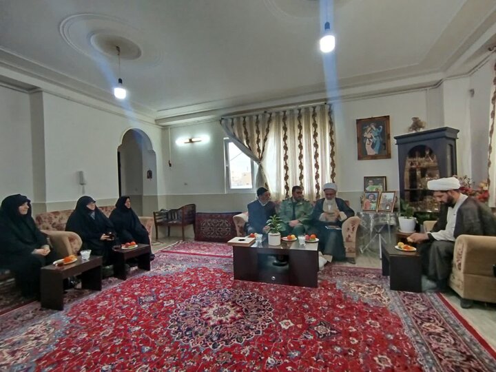 تصاویر/دیدار سرپرست مدرسه علمیه معصومین تفرش با خانواده شهدا