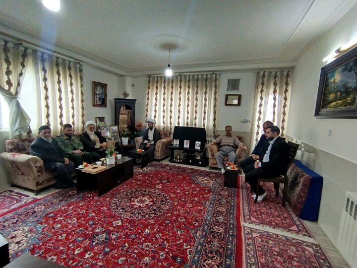 تصاویر/دیدار سرپرست مدرسه علمیه معصومین تفرش با خانواده شهدا