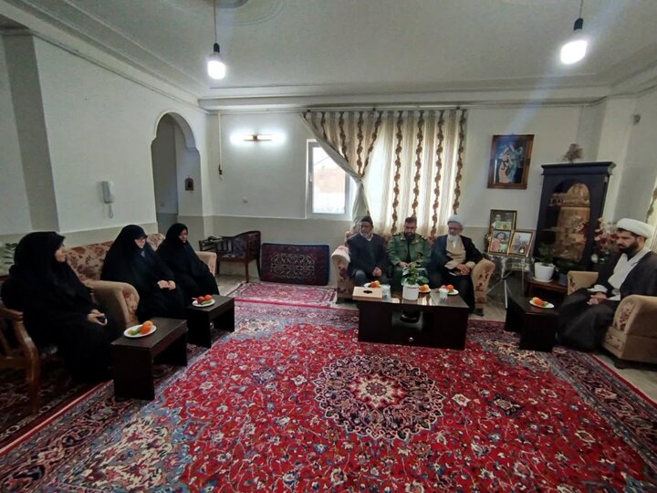 تصاویر/دیدار سرپرست مدرسه علمیه معصومین تفرش با خانواده شهدا