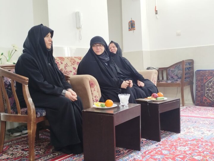 تصاویر/دیدار سرپرست مدرسه علمیه معصومین تفرش با خانواده شهدا