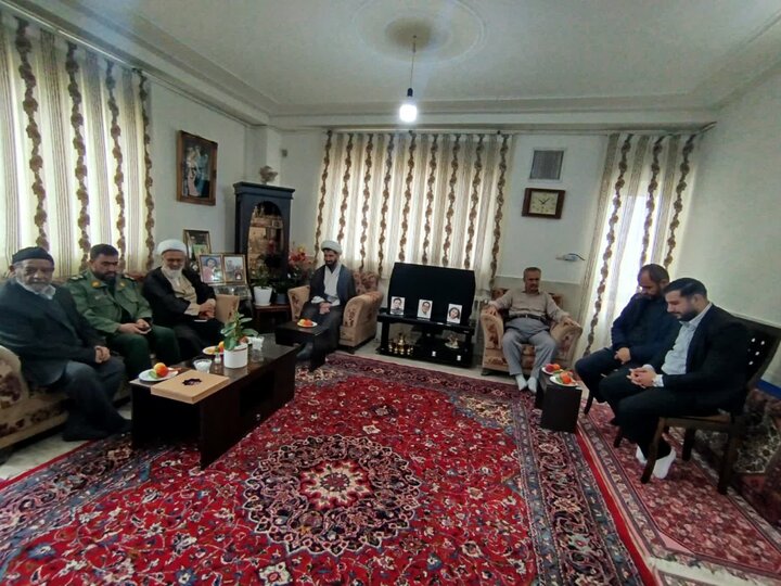 تصاویر/دیدار سرپرست مدرسه علمیه معصومین تفرش با خانواده شهدا