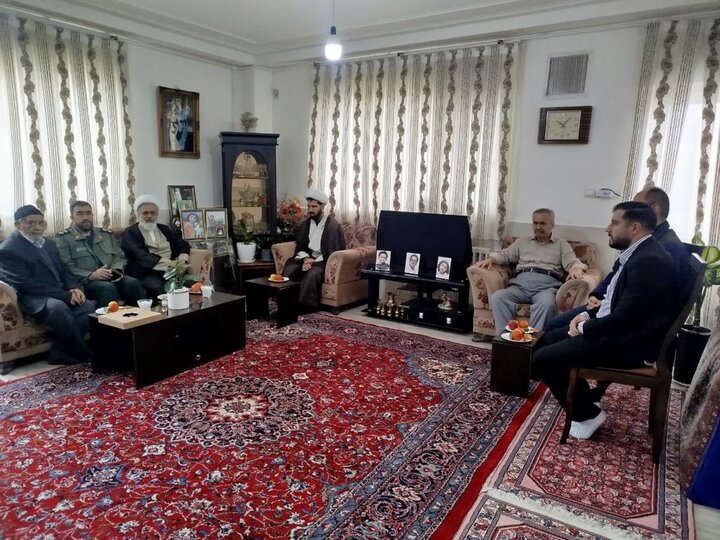 تصاویر/دیدار سرپرست مدرسه علمیه معصومین تفرش با خانواده شهدا