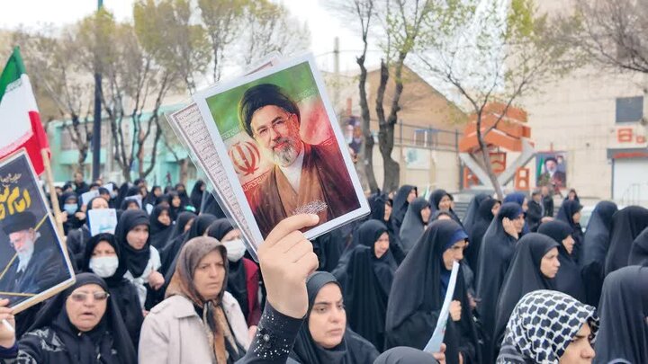 تصاویر/بدرقه جانسوز با پیکر مطهر شهدای وطن در گلزار شهدای اراک