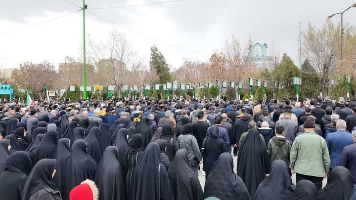 تصاویر/بدرقه جانسوز با پیکر مطهر شهدای وطن در گلزار شهدای اراک