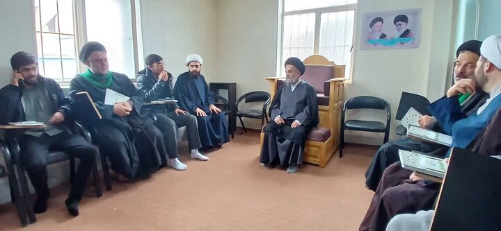 تصاویر/ دیدار اساتید مدرسه علمیه امیرالمؤمنین(ع) آران وبیدگل با خانواده نخبه شهید علیرضا دهقانی‌