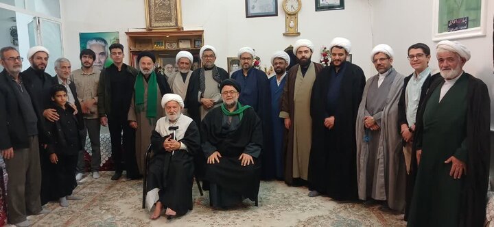 تصاویر/ دیدار اساتید مدرسه علمیه امیرالمؤمنین(ع) آران وبیدگل با خانواده نخبه شهید علیرضا دهقانی‌