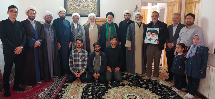 تصاویر/ دیدار اساتید مدرسه علمیه امیرالمؤمنین(ع) آران وبیدگل با خانواده نخبه شهید علیرضا دهقانی‌