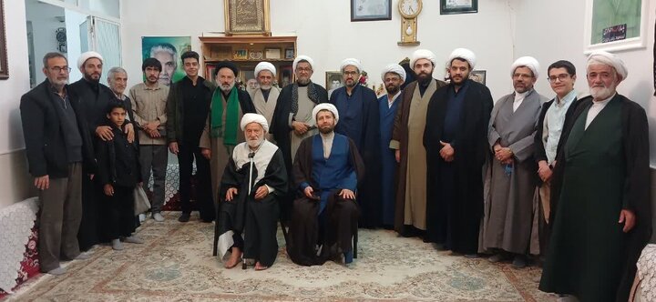 تصاویر/ دیدار اساتید مدرسه علمیه امیرالمؤمنین(ع) آران وبیدگل با خانواده نخبه شهید علیرضا دهقانی‌