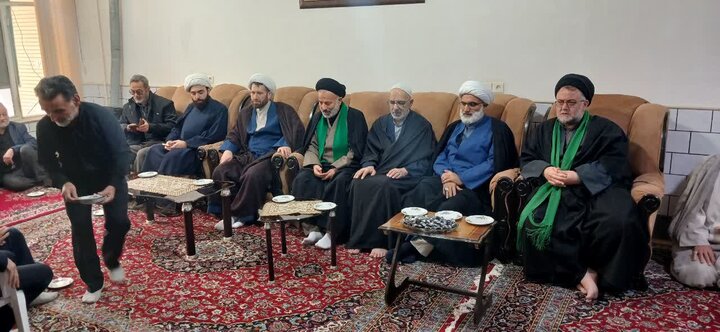 تصاویر/ دیدار اساتید مدرسه علمیه امیرالمؤمنین(ع) آران وبیدگل با خانواده نخبه شهید علیرضا دهقانی‌