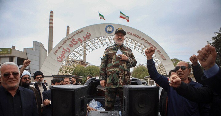 تصاویر/زنجیره انسانی اهوازی‌ها پیرامون نیروگاه برق رامین