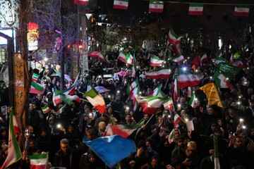 فیلم | حضور نماینده ولی فقیه در استان البرز همگام با مردم در راهپیمایی های شبانه