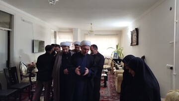 تجلیل مسئول دفتر نمایندگی ولی‌فقیه در سپاه استان همدان از خانواده‌ شهید امدادی فرد+تصاویر
