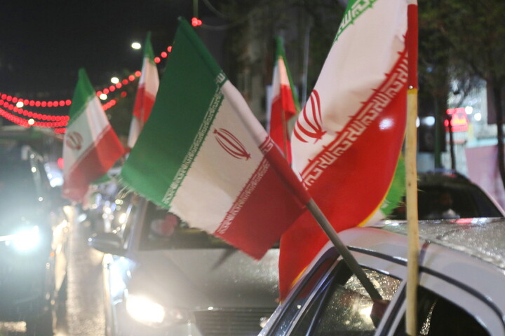 تصاویر/ کاروان خودرویی مردمی در شهر مقدس قم